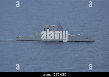 Océan Pacifique, États-Unis. 28 juillet 2022. Le destroyer à missiles guidés de classe Zumwalt de la Marine américaine USS Michael Monsoor navigue en formation pendant la côte du Pacifique 28 juillet 2022 dans l'océan Pacifique. Crédit: MC3 Aleksandr Freutel/Planetpix/Alay Live News Banque D'Images