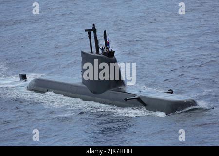 Océan Pacifique, États-Unis. 28 juillet 2022. Marine de la République de Corée Sohn sous-marin de classe won-yil ROKS Shin Dol-seok navigue en formation pendant les opérations d'entraînement aux exercices Rim of the Pacific 2022, à 28 juillet 2022 au large de la côte d'Hawaï. Crédit : MC3 Aleksandr Freutel/US Navy/Alamy Live News Banque D'Images