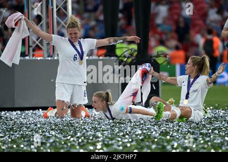 Londres, Royaume-Uni. 31st juillet 2022. Football, femmes, Euro 2022, Angleterre - Allemagne, finale, Stade Wembley : Millie Bright en Angleterre, Ella Toone en Angleterre et Rachel Daly en Angleterre célèbrent après la cérémonie de remise des prix. Credit: Sebastian Christoph Gollnow/dpa/Alay Live News Banque D'Images