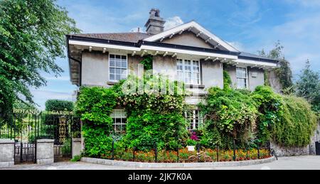 La maison couverte grimpante à l'entrée des jardins botaniques nationaux de Dublin, en Irlande. Banque D'Images