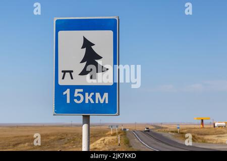 Lieu de repos en avant dans 15 km. Signalisation routière sur l'autoroute au Kazakhstan Banque D'Images