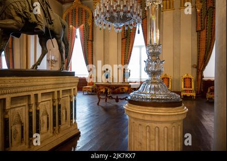 Intérieur du Palais Beylerbeyi. Vue sur le hall avec table, vases anciens et lustre. Banque D'Images