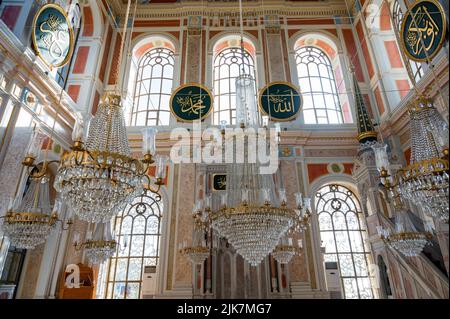 L'intérieur de la mosquée Ortakoy située sur la rive du Bosphore avec deux rangées de fenêtres Banque D'Images