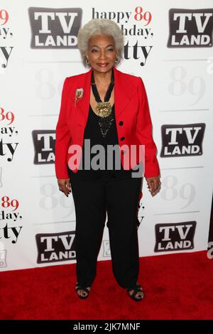 **PHOTO DE FICHIER** Nichelle Nichelen est décédé à 89. Nichelle Nichelle Nichols est photographiée lors de la célébration de l'anniversaire 89th de Betty Whites au Cirque de New York. 18 janvier 2011. © mpi13/MediaPunch Inc Banque D'Images