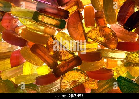 Motif de bonbons. Silhouette de nombreux bonbons multicolores aux couleurs vives et aux formes différentes. Banque D'Images