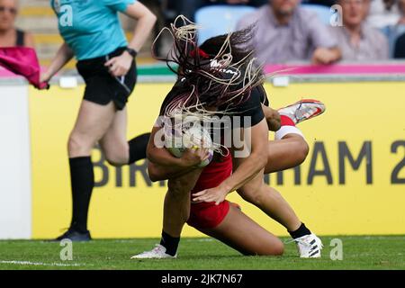 Portia Woodman de Nouvelle-Zélande est affronté pendant la Nouvelle-Zélande contre le Canada lors du match de médaille de bronze féminin, au stade de Coventry, le troisième jour des Jeux du Commonwealth de 2022. Date de la photo: Dimanche 31 juillet 2022. Banque D'Images