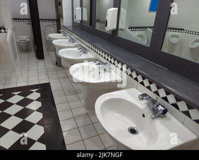 Rangée de lavabos dans une salle de bains Banque D'Images