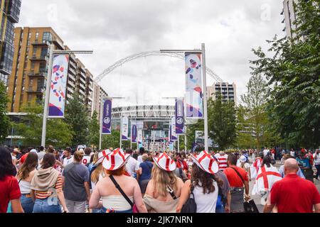 Londres, Royaume-Uni. 31st juillet 2022. Les fans arrivent au stade Wembley pour le match final de football européen des femmes de l'UEFA, l'Angleterre jouant contre l'Allemagne. Crédit : SOPA Images Limited/Alamy Live News Banque D'Images