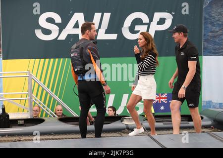 Plymouth, Royaume-Uni. 31st juillet 2022. PHOTO:JEFF GILBERT 31ST JUILLET 2022 PLYMOUTH, DEVON, ROYAUME-UNI LA DUCHESSE DE CAMBRIDGE REJOINT LA FIDUCIE 1851 ET L'ÉQUIPE DE LA GRANDE-BRETAGNE SAILGP À PLYMOUTH. À Plymouth, son Altesse Royale se joindra à un groupe d'enfants participant au programme protéger notre avenir de la Fiducie 1851, l'organisme de bienfaisance officiel de l'équipe SailGP de Grande-Bretagne. Crédit : Jeff Gilbert/Alamy Live News Banque D'Images