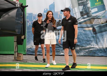 Plymouth, Royaume-Uni. 31st juillet 2022. PHOTO:JEFF GILBERT 31ST JUILLET 2022 PLYMOUTH, DEVON, ROYAUME-UNI LA DUCHESSE DE CAMBRIDGE REJOINT LA FIDUCIE 1851 ET L'ÉQUIPE DE LA GRANDE-BRETAGNE SAILGP À PLYMOUTH. À Plymouth, son Altesse Royale se joindra à un groupe d'enfants participant au programme protéger notre avenir de la Fiducie 1851, l'organisme de bienfaisance officiel de l'équipe SailGP de Grande-Bretagne. Crédit : Jeff Gilbert/Alamy Live News Banque D'Images