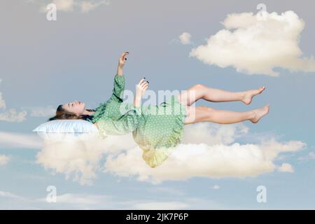 Beauté du sommeil flottant dans l'air. Décontracté fille en robe à volants vintage gardant l'œil fermé, allongé sur l'oreiller lévitant, volant dans le rêve avec les mains jusqu'à la capture. Composition de collage le jour ciel bleu ciel nuageux Banque D'Images