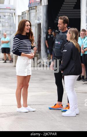 Plymouth, Royaume-Uni. 31st juillet 2022. PHOTO:JEFF GILBERT 31ST JUILLET 2022 PLYMOUTH, DEVON, ROYAUME-UNI LA DUCHESSE DE CAMBRIDGE REJOINT LA FIDUCIE 1851 ET L'ÉQUIPE DE LA GRANDE-BRETAGNE SAILGP À PLYMOUTH. À Plymouth, son Altesse Royale se joindra à un groupe d'enfants participant au programme protéger notre avenir de la Fiducie 1851, l'organisme de bienfaisance officiel de l'équipe SailGP de Grande-Bretagne. Crédit : Jeff Gilbert/Alamy Live News Banque D'Images