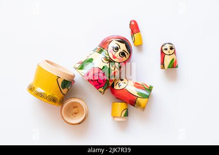 Un groupe de matryoshka poupées ouvertes se trouvent sur un fond blanc, matryoshka russe Banque D'Images