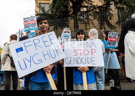 Une manifestation stand 4 Uyghur a eu lieu le 31st juillet 20222 devant le consulat chinois à Édimbourg. Plusieurs orateurs ont parlé des épices qui ont lieu alors que le gouvernement chinois abuse des musulmans d'Uyghur, qui est estimé que jusqu'à 3 millions de personnes d'Uyghur ont été détenues illégalement. Banque D'Images