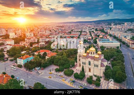 Vue aérienne de la cathédrale de l'Assomption à Varna, Bulgarie. Paysage panoramique du centre-ville. Banque D'Images