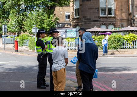 Une manifestation stand 4 Uyghur a eu lieu le 31st juillet 20222 devant le consulat chinois à Édimbourg. Plusieurs orateurs ont parlé des épices qui ont lieu alors que le gouvernement chinois abuse des musulmans d'Uyghur, qui est estimé que jusqu'à 3 millions de personnes d'Uyghur ont été détenues illégalement. Banque D'Images