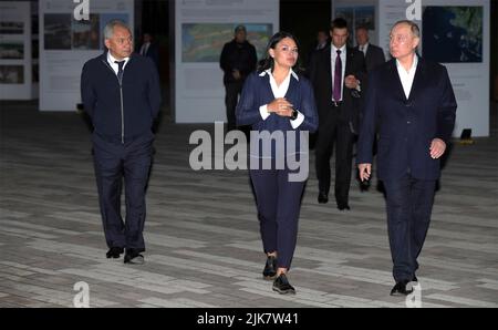 St Petersburgh, Russie. 30 juillet 2022. Le président russe Vladimir Poutine, à droite, et le ministre de la Défense Sergei Shoigu, à gauche, ont droit à une visite du musée et du parc historique par le chef de projet Ksenia Shoigu, au centre, à l'île de forts, le pôle touristique et récréatif 30 juillet 2022 à Kronstadt, en Russie. Credit: Mikhail Klimentyev/Kremlin Pool/Alamy Live News Banque D'Images