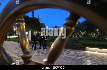 St Petersburgh, Russie. 31 juillet 2022. Le président russe Vladimir Poutine, au centre, et le ministre de la Défense Sergueï Shoigu, à gauche, ont droit à une visite du musée et du parc historique par le chef de projet Ksenia Shoigu, à droite, à la grappe touristique et récréative de l'île de forts 30 juillet 2022, à Kronstadt, en Russie. Credit: Mikhail Klimentyev/Kremlin Pool/Alamy Live News Banque D'Images