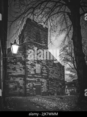 Église Saint-Cuthbert dans la ville de Carlisle photographiée un matin de mauvaise humeur. Banque D'Images