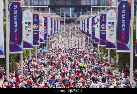 Londres, Royaume-Uni. 31st juillet 2022. Les fans arrivent au stade Wembley pour le match final de l'UEFA pour les femmes de l'Angleterre et de l'Allemagne. Banque D'Images