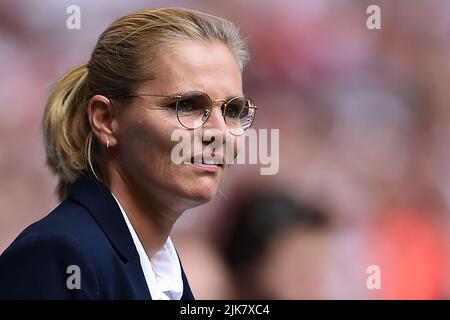 Londres, Royaume-Uni. 31st juillet 2022. Sarina Wiegman, l'équipe féminine de football d'Angleterre Head Coach regarde sur . UEFA Women's Euro England 2022 final, England Women contre Germany Women au Wembley Stadium de Londres le dimanche 31st juillet 2022. Cette image ne peut être utilisée qu'à des fins éditoriales. Utilisation éditoriale uniquement, licence requise pour une utilisation commerciale. Aucune utilisation dans les Paris, les jeux ou les publications d'un seul club/ligue/joueur. photo par Steffan Bowen/Andrew Orchard sports photographie/Alay Live news crédit: Andrew Orchard sports photographie/Alay Live News Banque D'Images