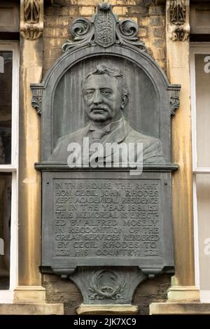 Une plaque controversée relative à Cecil Rhodes est située entre les fenêtres du premier étage du Collège Oriel, propriété du 6 King Edward Street, Oxford. La plaque se trouve à deux rues de la statue de Cecil Rhodes que le mouvement Rhodes doit tomber a fait campagne pour l'avoir enlevée. Nadine Dorries, secrétaire à la culture, a infirme l'historique de l'Angleterre et a donné le statut de plaque de grade II en juillet 2022. Crédit : Stephen Bell/Alay Banque D'Images