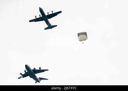 Un C-130J américain et un a-400m allemand abandonnant des parachutistes du 173rd Brigade support Battalion, de la 173rd Airborne Brigade, et de la 26th Brigade aéroportée de l'Allemagne 'Saarland' lors d'une opération aéroportée au lac Constance, en Allemagne, au 29 juillet 2022. 75 parachutistes de chaque pays ont participé à l'opération. La Brigade aéroportée de 173rd est la Force d'intervention en cas d'urgence de l'armée américaine en Europe, fournissant des forces rapidement déployables aux États-Unis les domaines de responsabilité de l'Europe, de l'Afrique et du Commandement central. Déployée en Italie et en Allemagne, la brigade s’entraîne régulièrement aux côtés des alliés de l’OTAN Banque D'Images