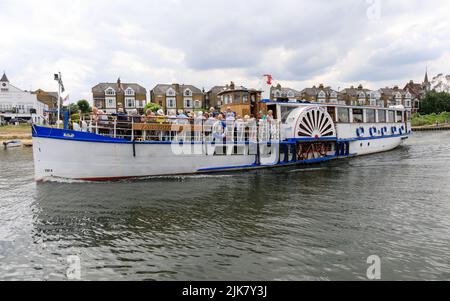 Le Yarmouth Belle Paddle Steamer plein de passagers sur la Tamise près de Hampton court, West London Banque D'Images