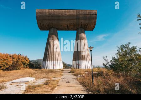 Le Monument aux partisans serbes et albanais, un spomenik (mémorial de guerre yougoslave) dans la ville de Mitrovica, au Kosovo. Érigé en 1973 Banque D'Images