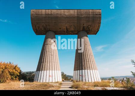 Le Monument aux partisans serbes et albanais, un spomenik (mémorial de guerre yougoslave) dans la ville de Mitrovica, au Kosovo. Érigé en 1973 Banque D'Images