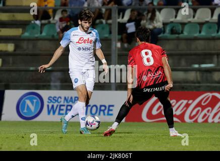 31st juillet 2022 ; Stade Patin, Castel Di Sangro, Italie ; football pré-adapté à la mer, SSC Napoli contre RCD Mallorca: Khvicha Kvaratskhelia de Napoli Banque D'Images