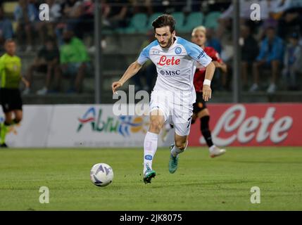 31st juillet 2022 ; Stade Patin, Castel Di Sangro, Italie ; football pré-adapté à la mer, SSC Napoli contre RCD Mallorca: Khvicha Kvaratskhelia de Napoli Banque D'Images