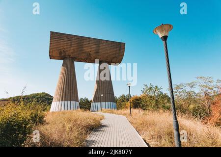 Le Monument aux partisans serbes et albanais, un spomenik (mémorial de guerre yougoslave) dans la ville de Mitrovica, au Kosovo. Érigé en 1973 Banque D'Images