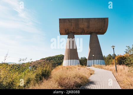 Le Monument aux partisans serbes et albanais, un spomenik (mémorial de guerre yougoslave) dans la ville de Mitrovica, au Kosovo. Érigé en 1973 Banque D'Images