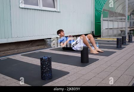 Koblenz, Allemagne. 31st juillet 2022. Feature, Masaya OKUGAWA (BI) se réchauffe sur un tapis de gymnastique avec un rouleau en mousse, préparation avant le match, avec des écouteurs dans l'oreille, AirPods Soccer DFB Cup 1st round, FV Engers - Arminia Bielefeld (BI) 1:7, on 31,07 .2022 à Coblence/ Allemagne. © Credit: dpa/Alay Live News Banque D'Images