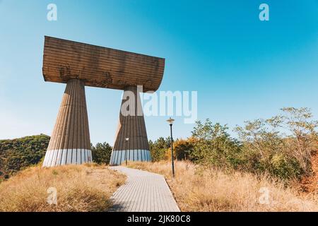 Le Monument aux partisans serbes et albanais, un spomenik (mémorial de guerre yougoslave) dans la ville de Mitrovica, au Kosovo. Érigé en 1973 Banque D'Images