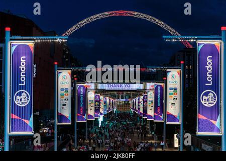 Wembley Stadium, Londres, Royaume-Uni. 31st juillet 2022.atmosphère à l'extérieur du stade de Wembley après la victoire de l'histoire des Lionesses en Angleterre sur l'Allemagne lors de la finale de l'UEFA Euro des femmes. L'arche du stade Wembley illuminait les couleurs du drapeau d'Angleterre, la croix Saint-Georges. Amanda Rose/Alamy Live News Banque D'Images