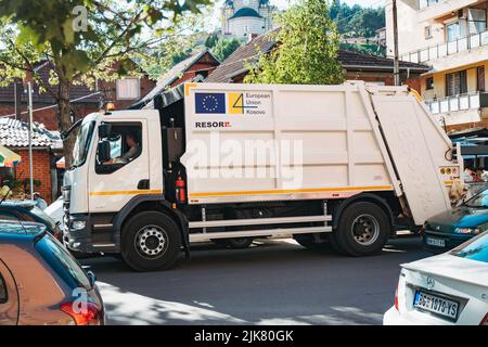 Un camion de déchets parrainé par l'Union européenne recueille les déchets des rues du nord de Kosovska Mitrovica, au Kosovo Banque D'Images