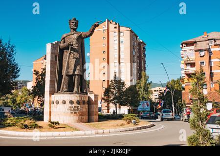 Une grande statue du prince Lazar de Serbie sur un rond-point à Kosovska Mitrovica du Nord, une enclave serbe dans la ville de Mitrovica, Kosovo Banque D'Images