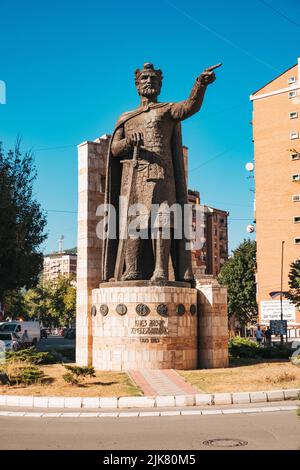 Une grande statue du prince Lazar de Serbie sur un rond-point à Kosovska Mitrovica du Nord, une enclave serbe dans la ville de Mitrovica, Kosovo Banque D'Images