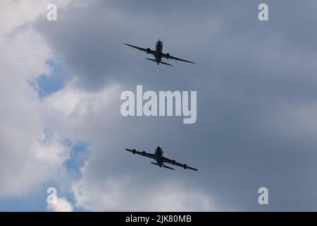 Un Boeing RC-135 Rivet joint et Poséidon MRA1 (P-8A) RAF survole Staines après le Jubilé de la Reine Banque D'Images