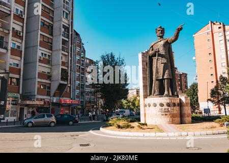 Une grande statue du prince Lazar de Serbie sur un rond-point à Kosovska Mitrovica du Nord, une enclave serbe dans la ville de Mitrovica, Kosovo Banque D'Images