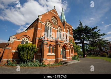 L'église Saint-Pierre, Une église victorienne construite en brique rouge. Staines-upon-Thames, site de tournage du film l'OMEN. Banque D'Images