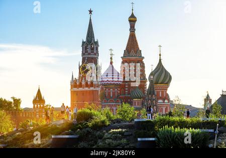 Moscou - 28 juin 2022 : vue sur le Kremlin de Moscou et la cathédrale Saint-Basile depuis le parc Zaryadye, Russie. Les gens marchent près de la célèbre attraction touristique de Moscou. Banque D'Images