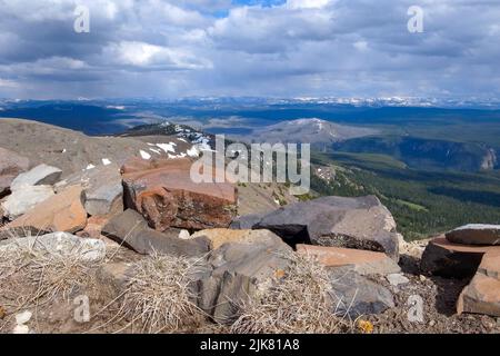 Vue depuis les pentes de Mt.Washburn dans le parc national de Yellowstone, Wyoming, États-Unis avec un vaste paysage de montagne à l'arrière. Belle journée de randonnée dans le Banque D'Images