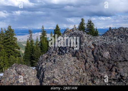 Vue depuis les pentes de Mt.Washburn dans le parc national de Yellowstone, Wyoming, États-Unis avec un vaste paysage de montagne à l'arrière. Belle journée de randonnée dans le Banque D'Images