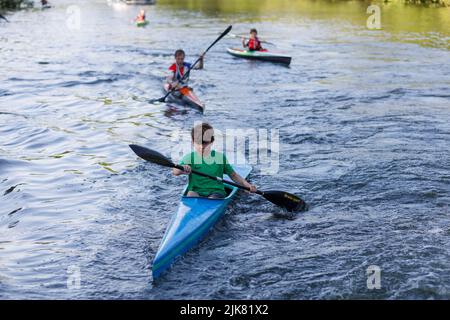 Les gens font du kayak sur la Tamise par une journée ensoleillée. Gros plan, homme en kayak, arrière-plan flou Banque D'Images