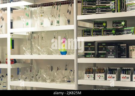 05.28.2022 Varsovie, Pologne. Boutique blanche pleine de produits médicaux liés au cannabis. Joints roulés de marijuana CBG CBD et bongs en verre de différentes tailles et formes. Photo de haute qualité Banque D'Images