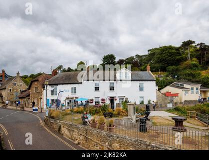 Scène de rue à Beer, un petit village côtier pittoresque sur la baie de Lyme, sur la côte jurassique du Dorset est, au sud-ouest de l'Angleterre Banque D'Images