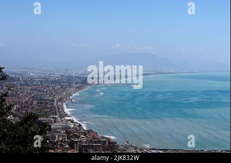 Vue panoramique sur le golfe de Salerne et la belle ville de Salerne en Campanie, Italie. Banque D'Images